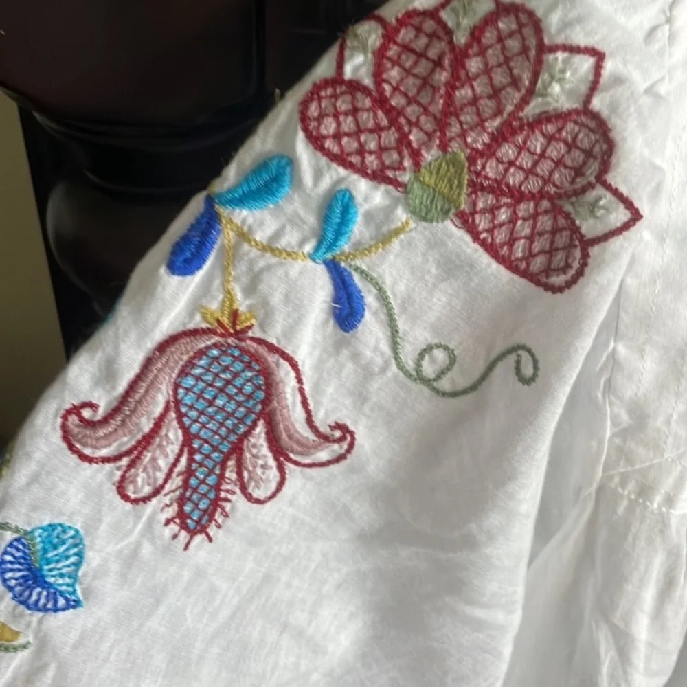 ANTHROPOLOGIE Top Embroidered Floral Colorful Cotton White Red Blue Size Medium - Picture 2 of 5